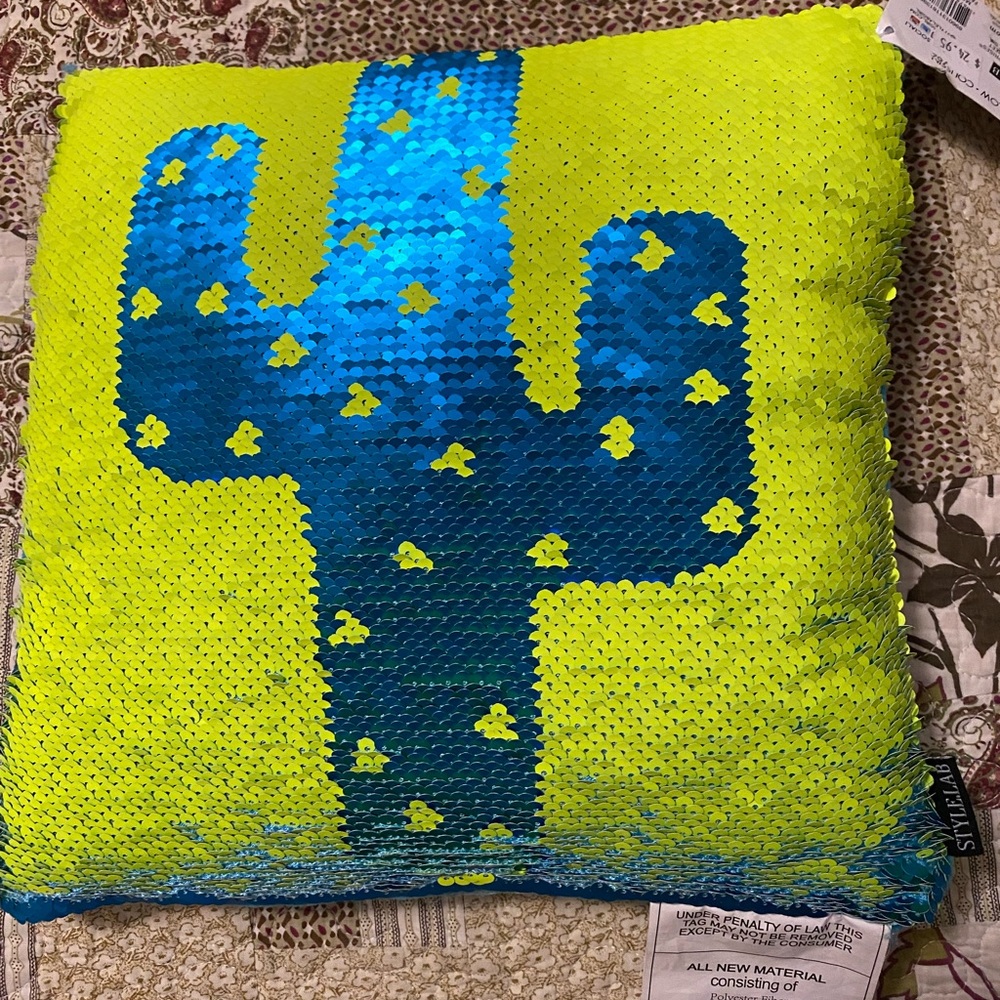 Fun pillow, changing colour